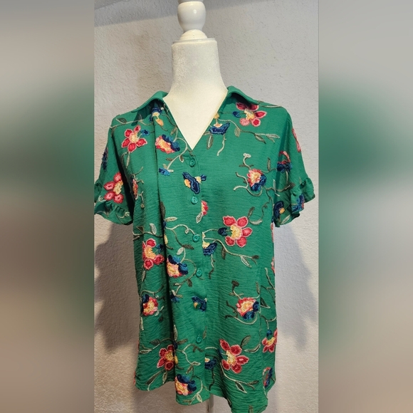 Dashing Tops - Dashing Green Button Down Floral Embroderied Top Large